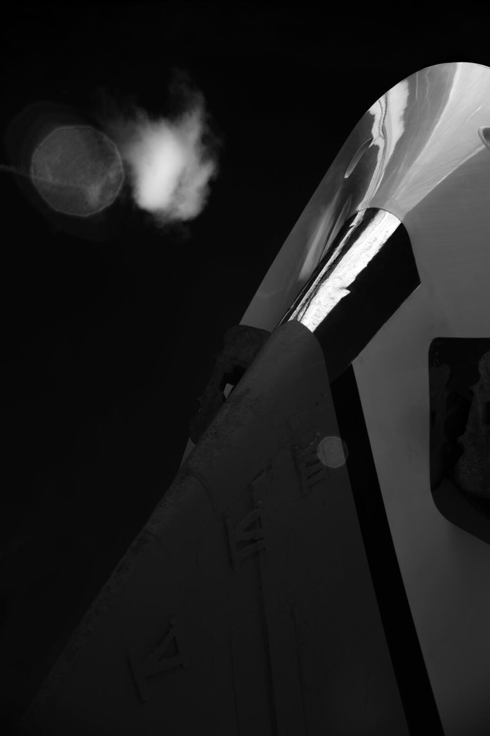 Prua di uno scafo in secca vista dal basso, Cantieri navali di Sestri
