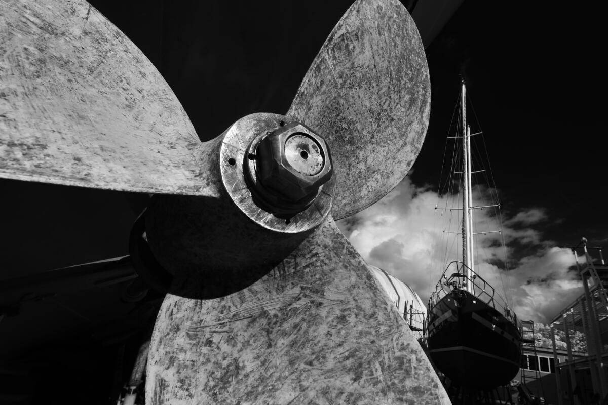 Elica in primo piano e veliero in secca sullo sfondo, Cantieri navali di Sestri