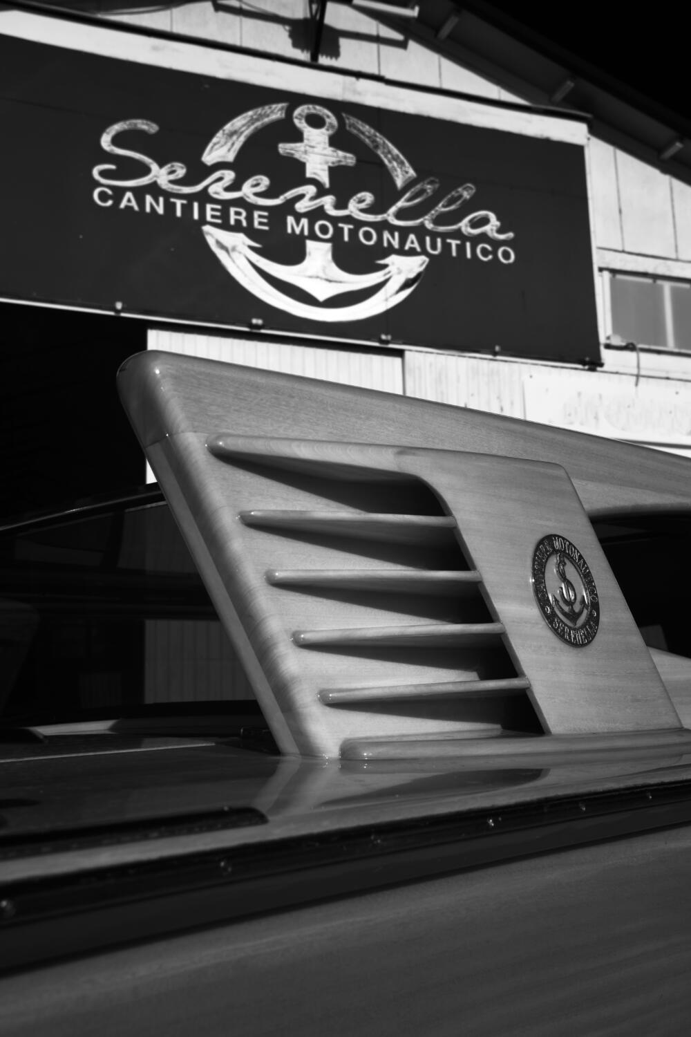 Prese d'aria di un motoscafo in legno sotto l'insegna del Cantiere Serenella, Murano