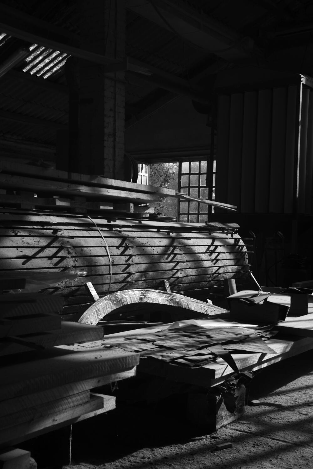 Scafi e tavole di legno nel capannone, Cantiere Serenella