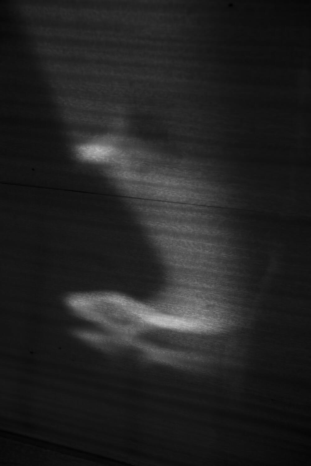 Riflesso di luce sulle doghe di uno scafo in legno, Cantiere Serenella