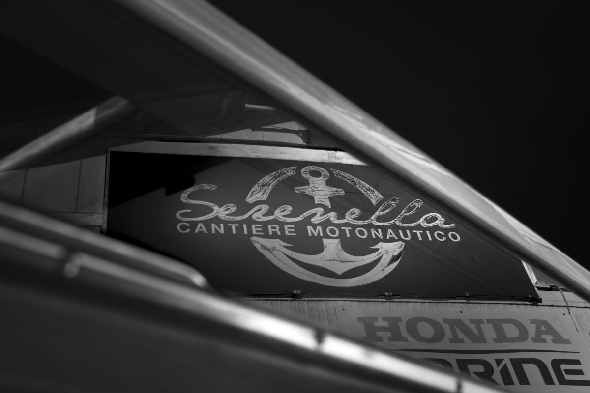 Insegna del Cantiere motonautico Serenella vista oltre lo scafo di un motoscafo, Murano