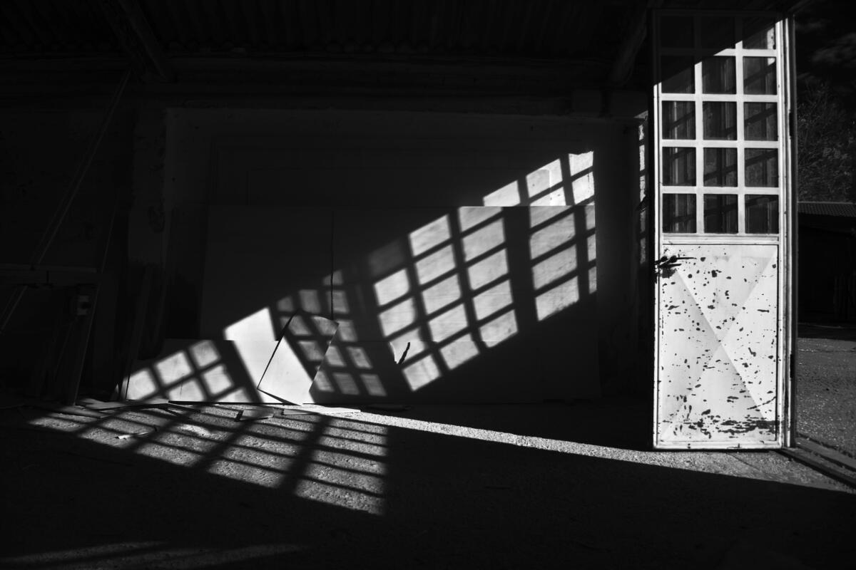 Luce di una finestra a grata sul pavimento del capannone, Cantiere Serenella