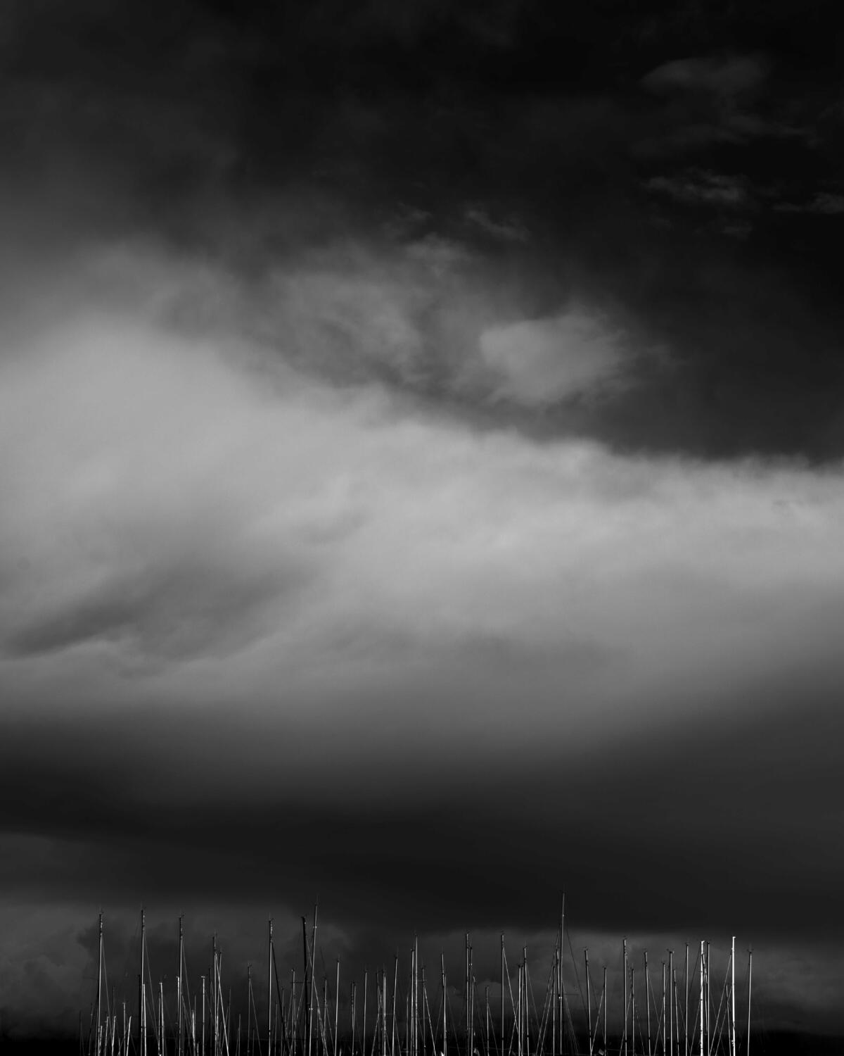 Cielo coperto e nuvole basse sopra gli alberi delle barche, Marina Cala dei Sardi