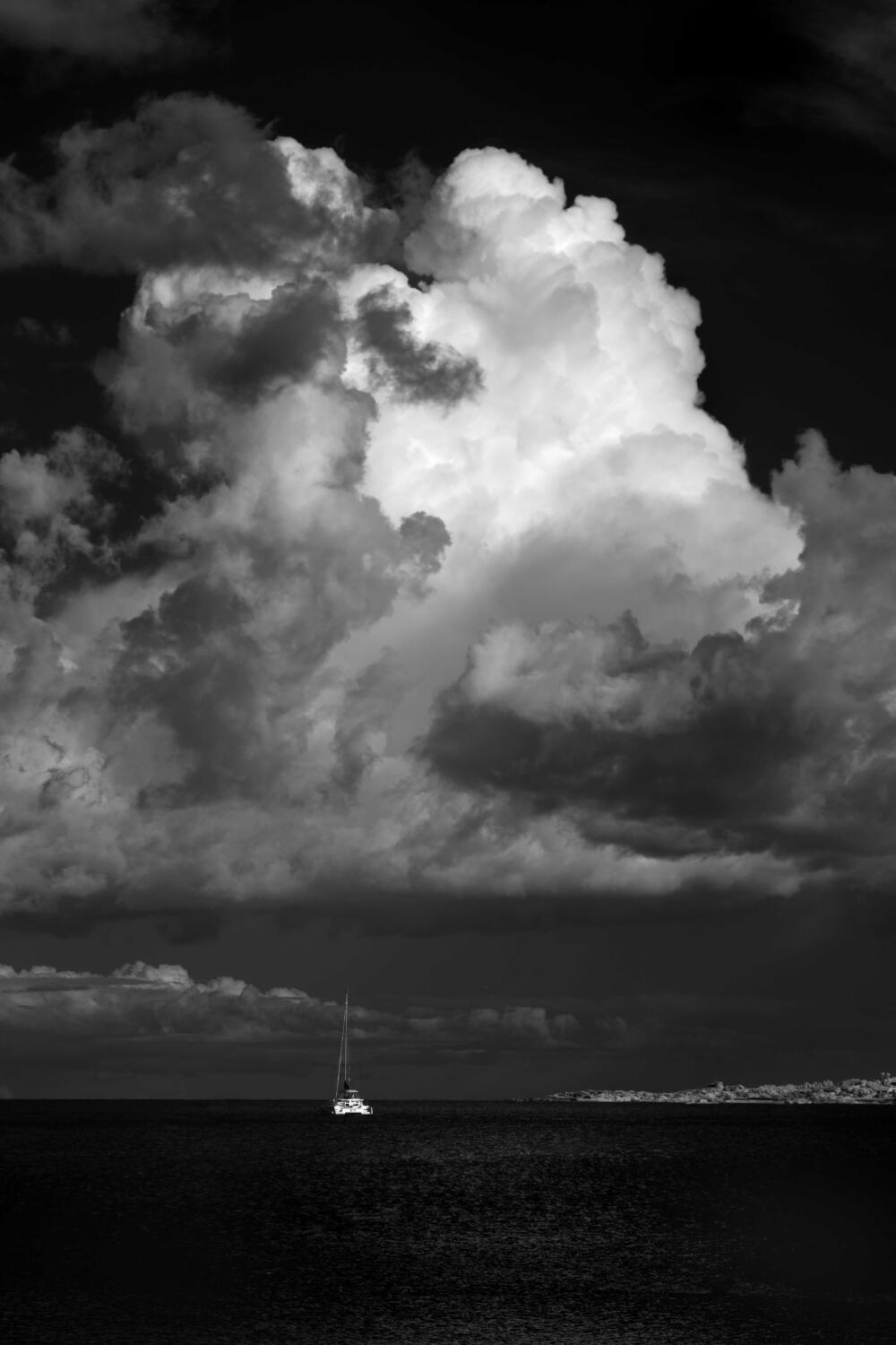 Cumulo sopra il mare con una barca a vela all'orizzonte, Golfo di Cugnana