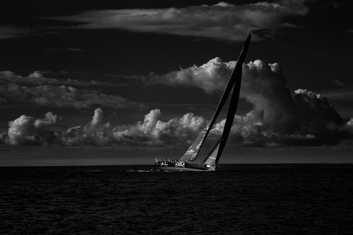 Barca da regata inclinata sotto i cumuli, mare scuro, Barcolana 2026