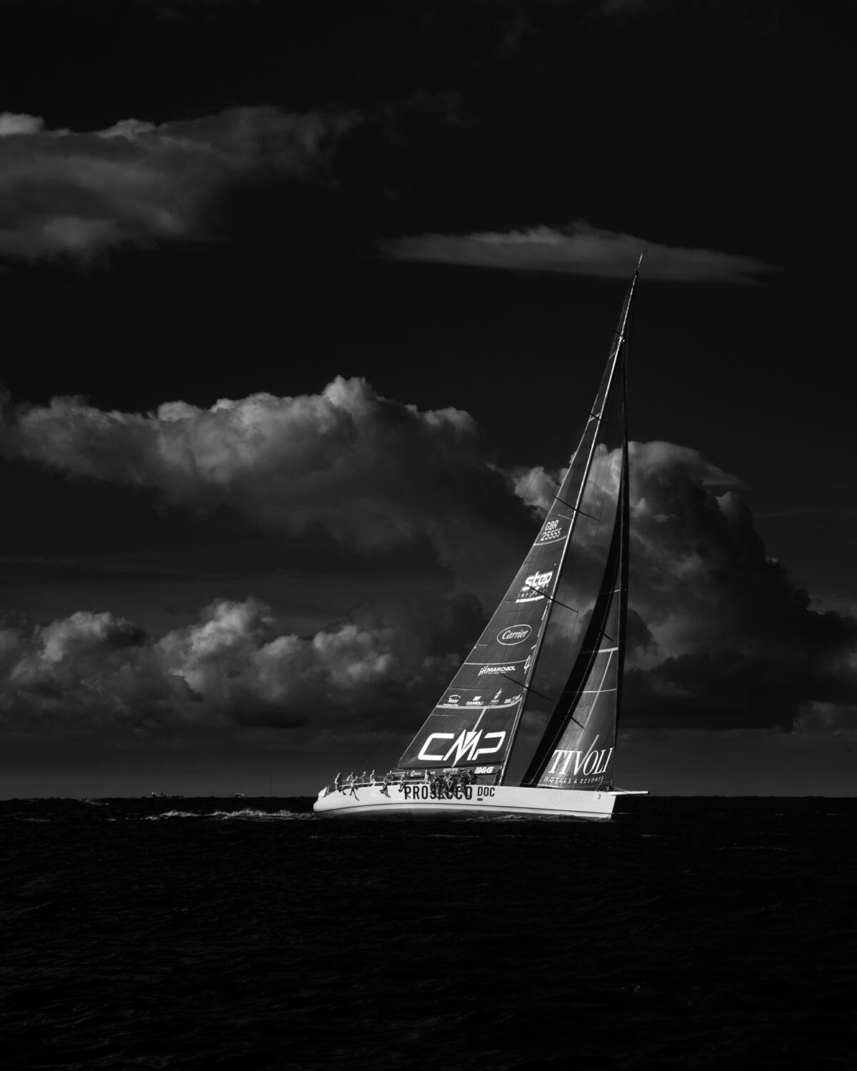 Grande barca da regata con le vele scure contro le nuvole, Barcolana 2026