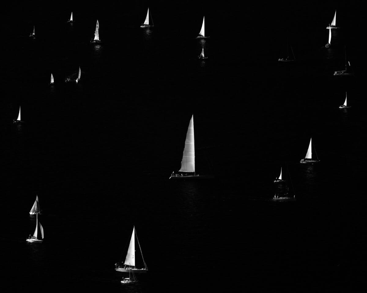 Barche a vela distanziate sul mare scuro, Barcolana 2025