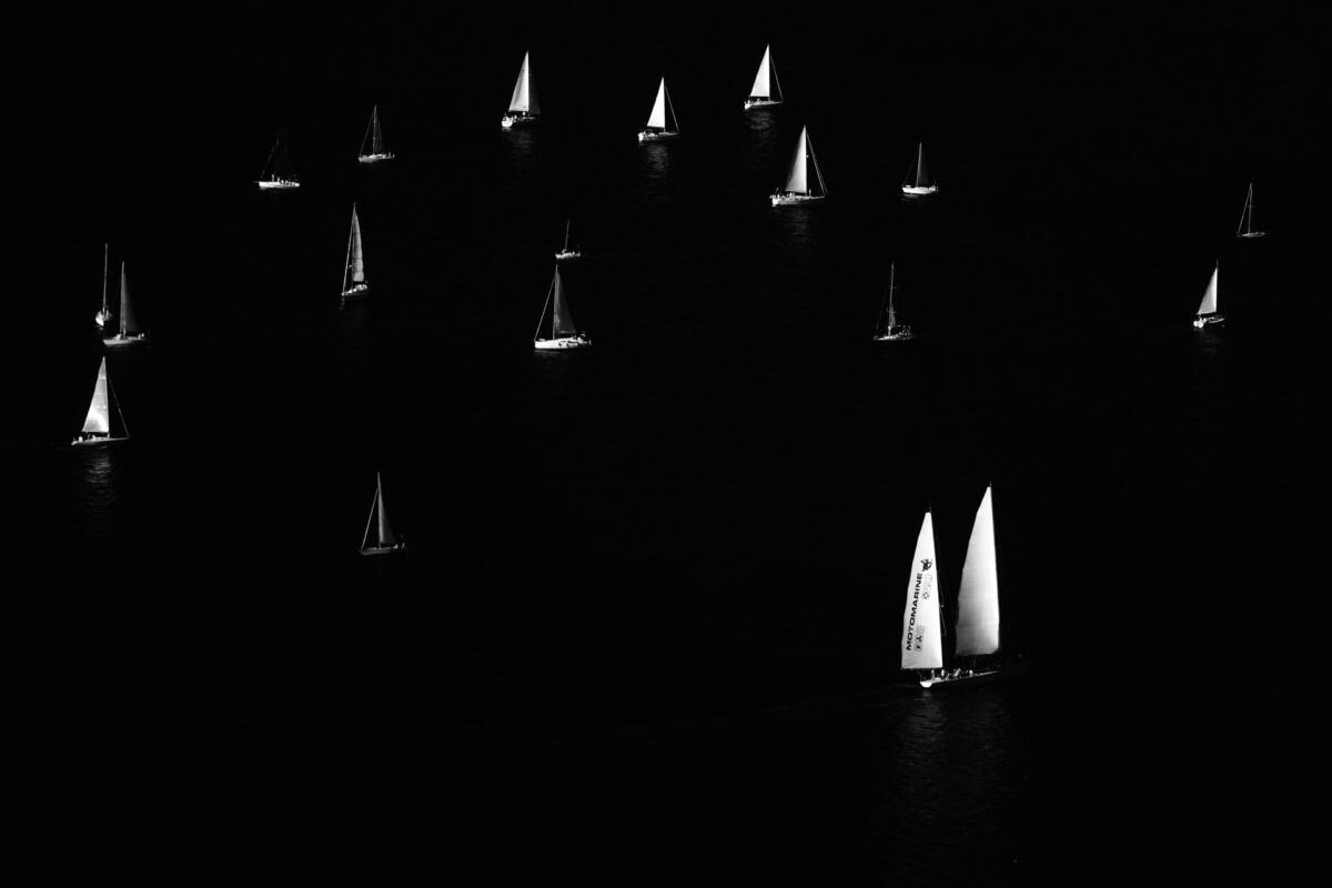 Barche a vela sparse sul mare scuro viste dall'alto, Barcolana 2025